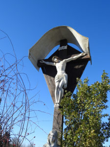 Friedhofskreuz im Pfarrfriedhof